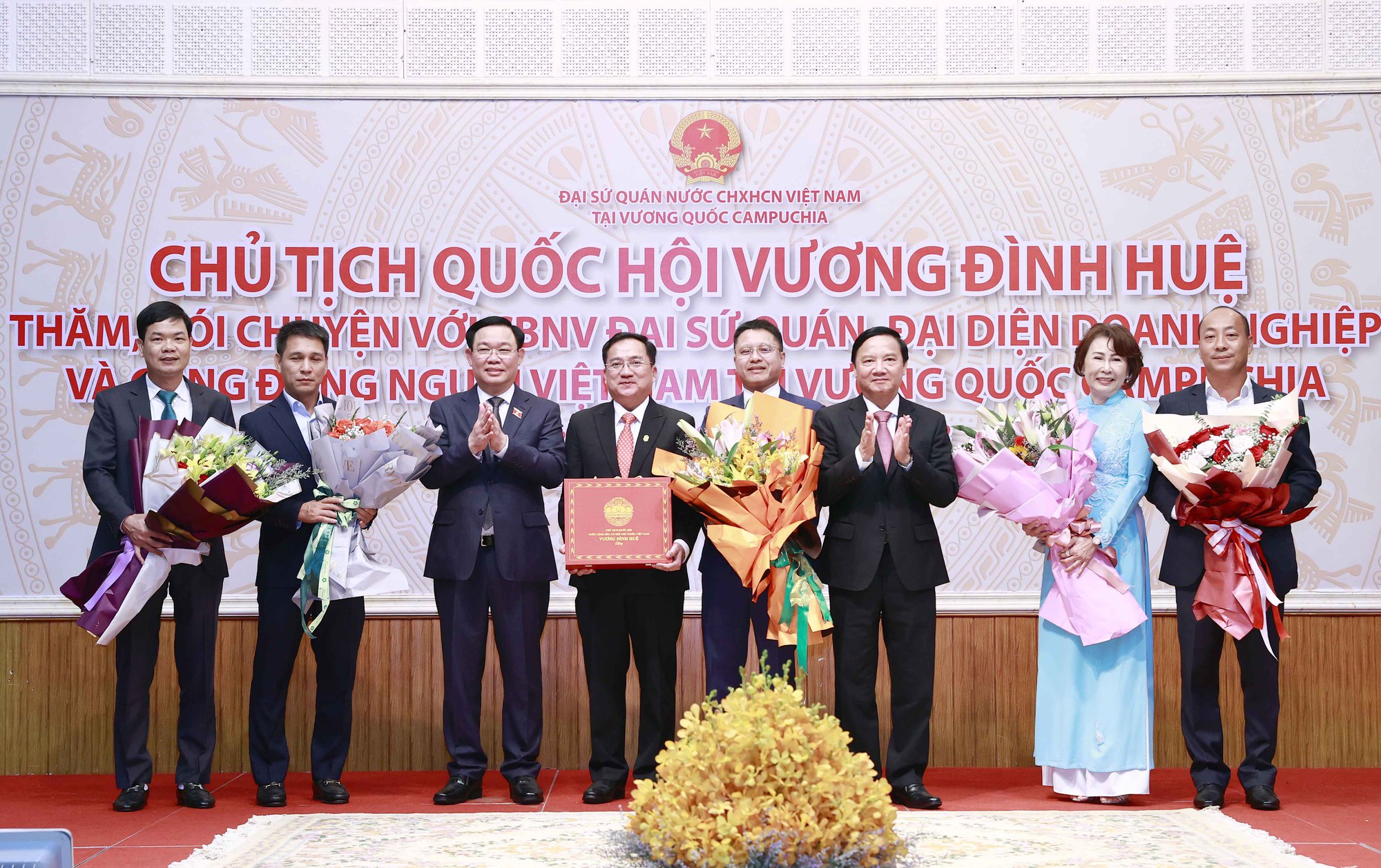 Chủ tịch Quốc hội Vương Đình Huệ gặp cộng đồng người Việt Nam tại Campuchia - Ảnh 10.