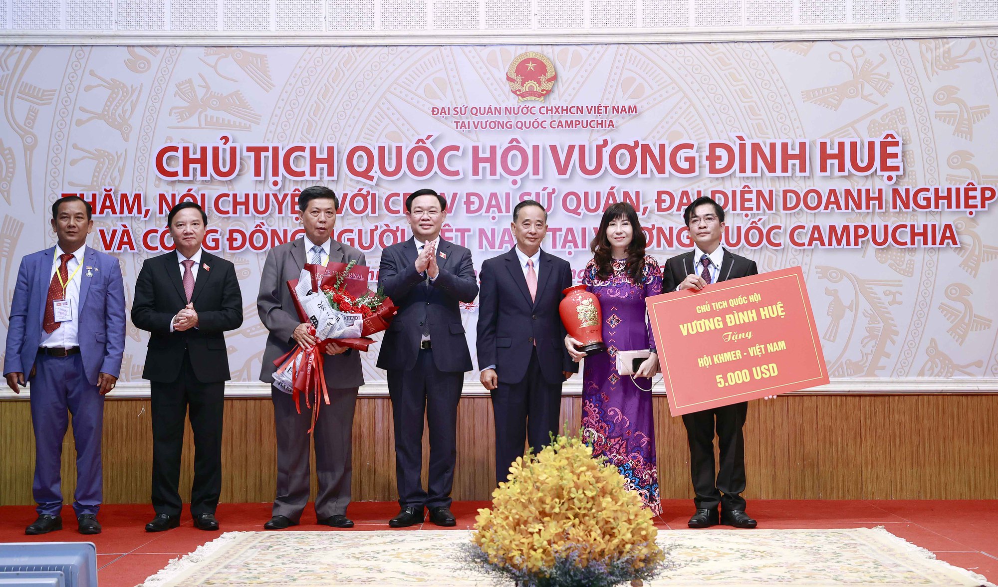 Chủ tịch Quốc hội Vương Đình Huệ gặp cộng đồng người Việt Nam tại Campuchia - Ảnh 11.