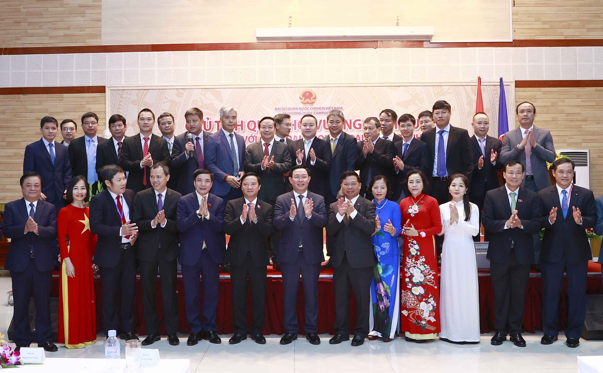 Chủ tịch Quốc hội Vương Đình Huệ gặp cộng đồng người Việt Nam tại Campuchia - Ảnh 16.
