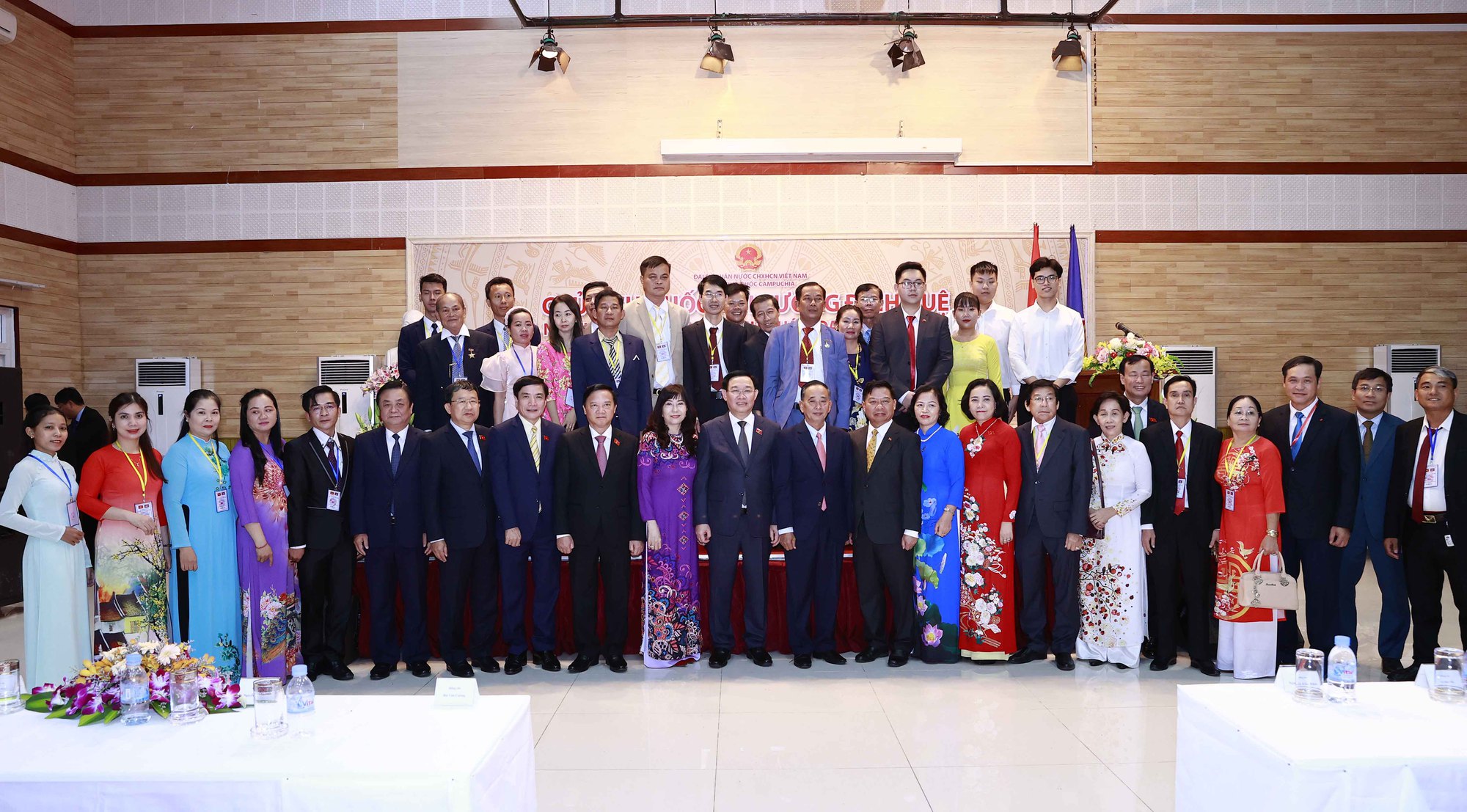 Chủ tịch Quốc hội Vương Đình Huệ gặp cộng đồng người Việt Nam tại Campuchia - Ảnh 17.