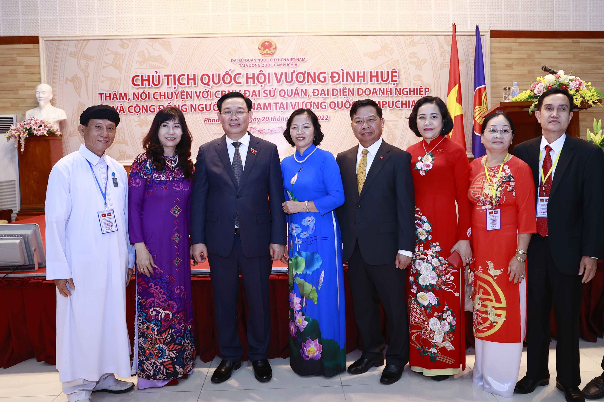 Chủ tịch Quốc hội Vương Đình Huệ gặp cộng đồng người Việt Nam tại Campuchia - Ảnh 15.