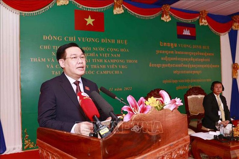 Chủ tịch Quốc hội Vương Đình Huệ thăm Nhà máy chế biến cao su Tân Biên tại Campuchia - Ảnh 1.