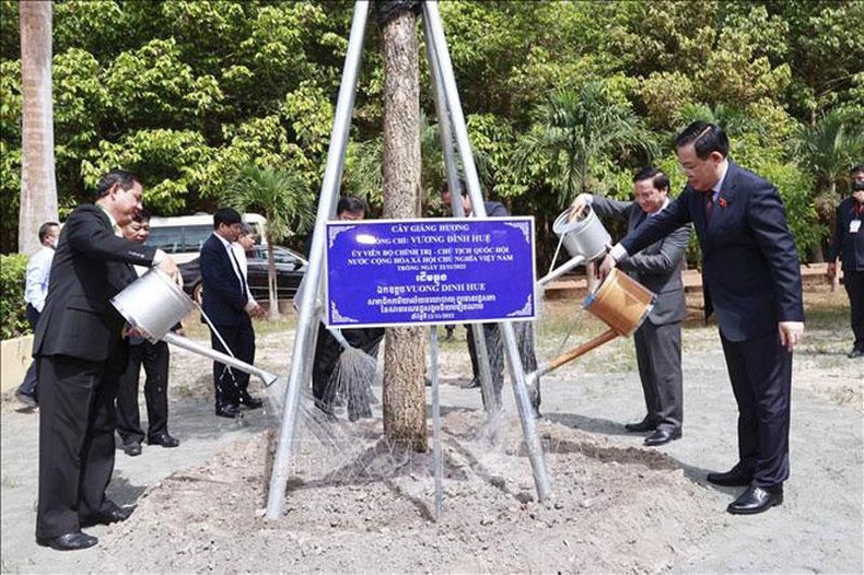 Chủ tịch Quốc hội Vương Đình Huệ thăm Nhà máy chế biến cao su Tân Biên tại Campuchia - Ảnh 2.