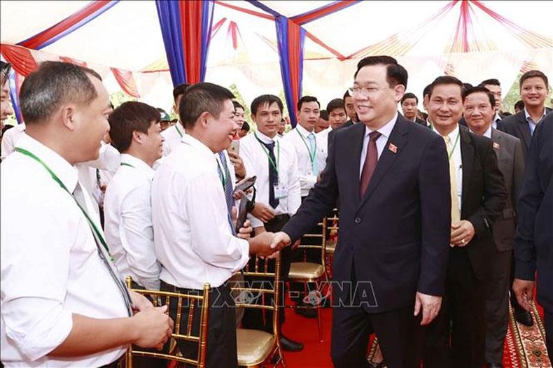 Chủ tịch Quốc hội Vương Đình Huệ thăm Nhà máy chế biến cao su Tân Biên tại Campuchia - Ảnh 3.