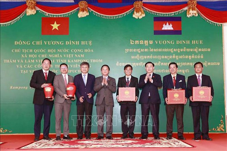 Chủ tịch Quốc hội Vương Đình Huệ thăm Nhà máy chế biến cao su Tân Biên tại Campuchia - Ảnh 4.