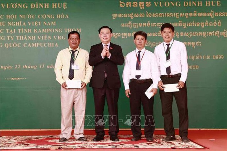 Chủ tịch Quốc hội Vương Đình Huệ thăm Nhà máy chế biến cao su Tân Biên tại Campuchia - Ảnh 5.