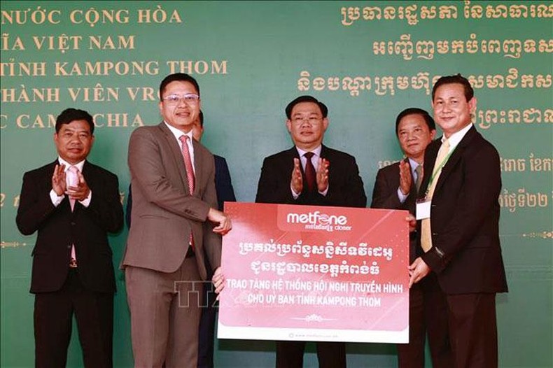 Chủ tịch Quốc hội Vương Đình Huệ thăm Nhà máy chế biến cao su Tân Biên tại Campuchia - Ảnh 6.