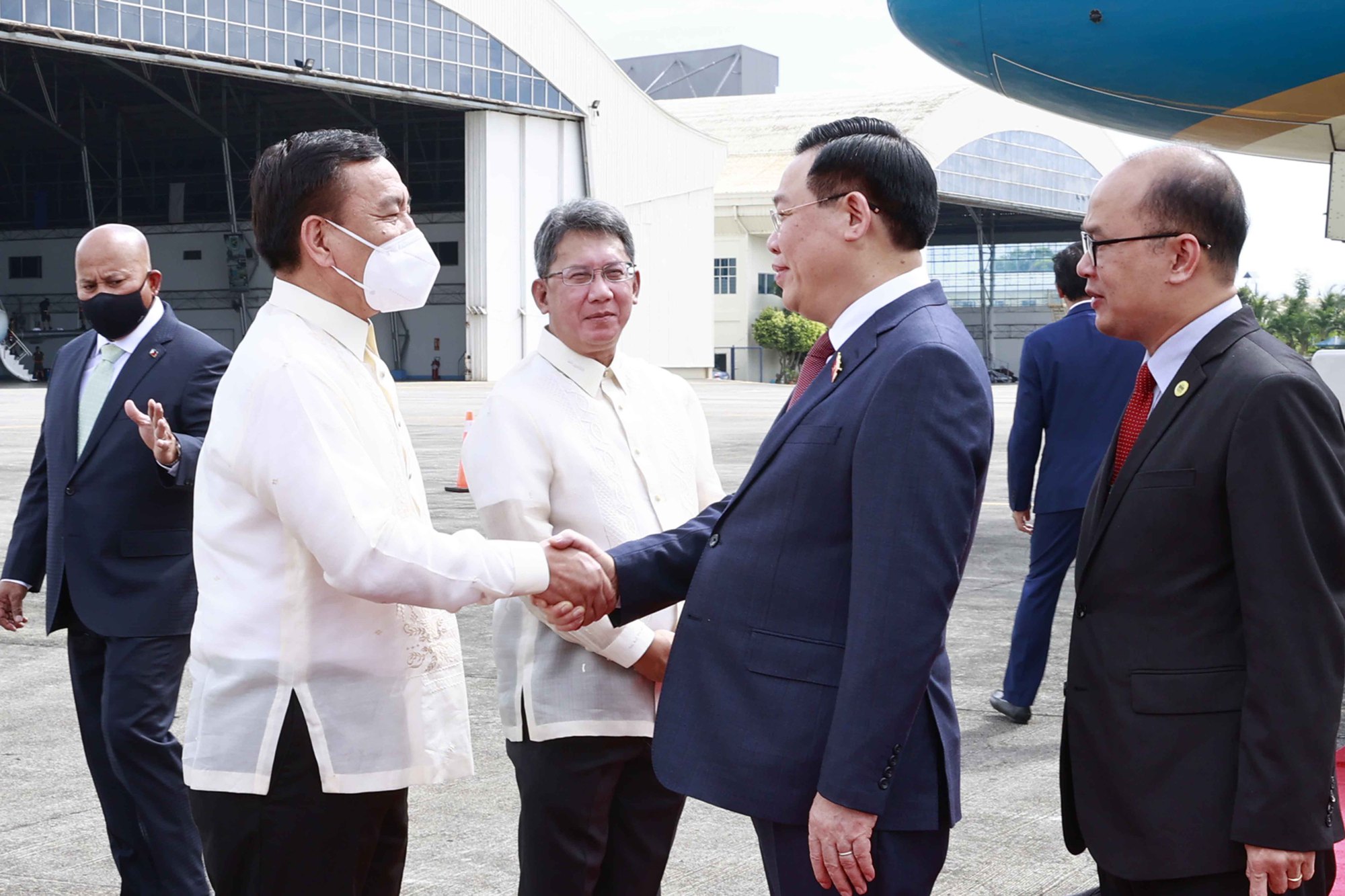 Chủ tịch Quốc hội Vương Đình Huệ bắt đầu chuyến thăm chính thức Philippines - Ảnh 5.