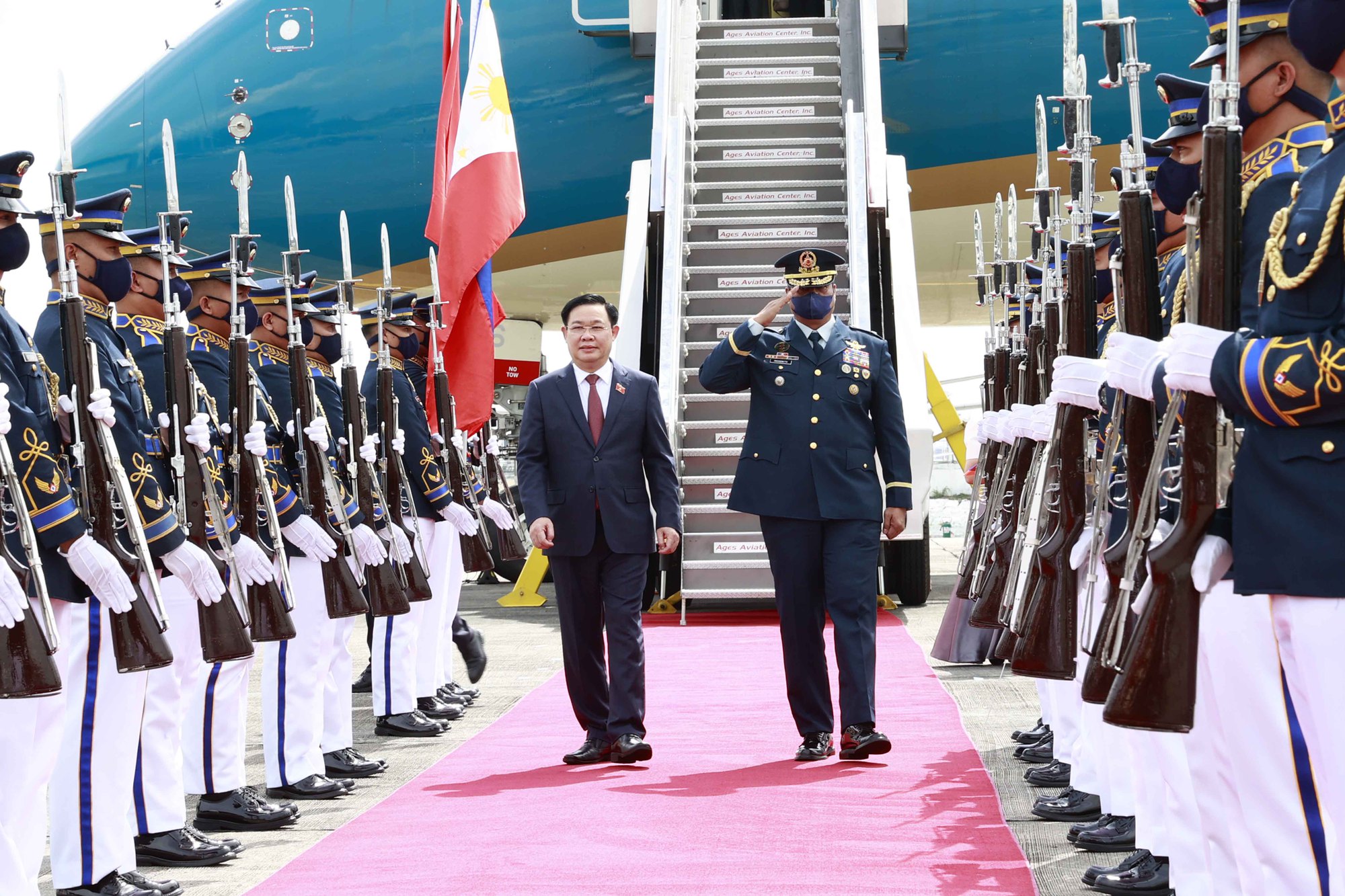 Chủ tịch Quốc hội Vương Đình Huệ bắt đầu chuyến thăm chính thức Philippines - Ảnh 7.