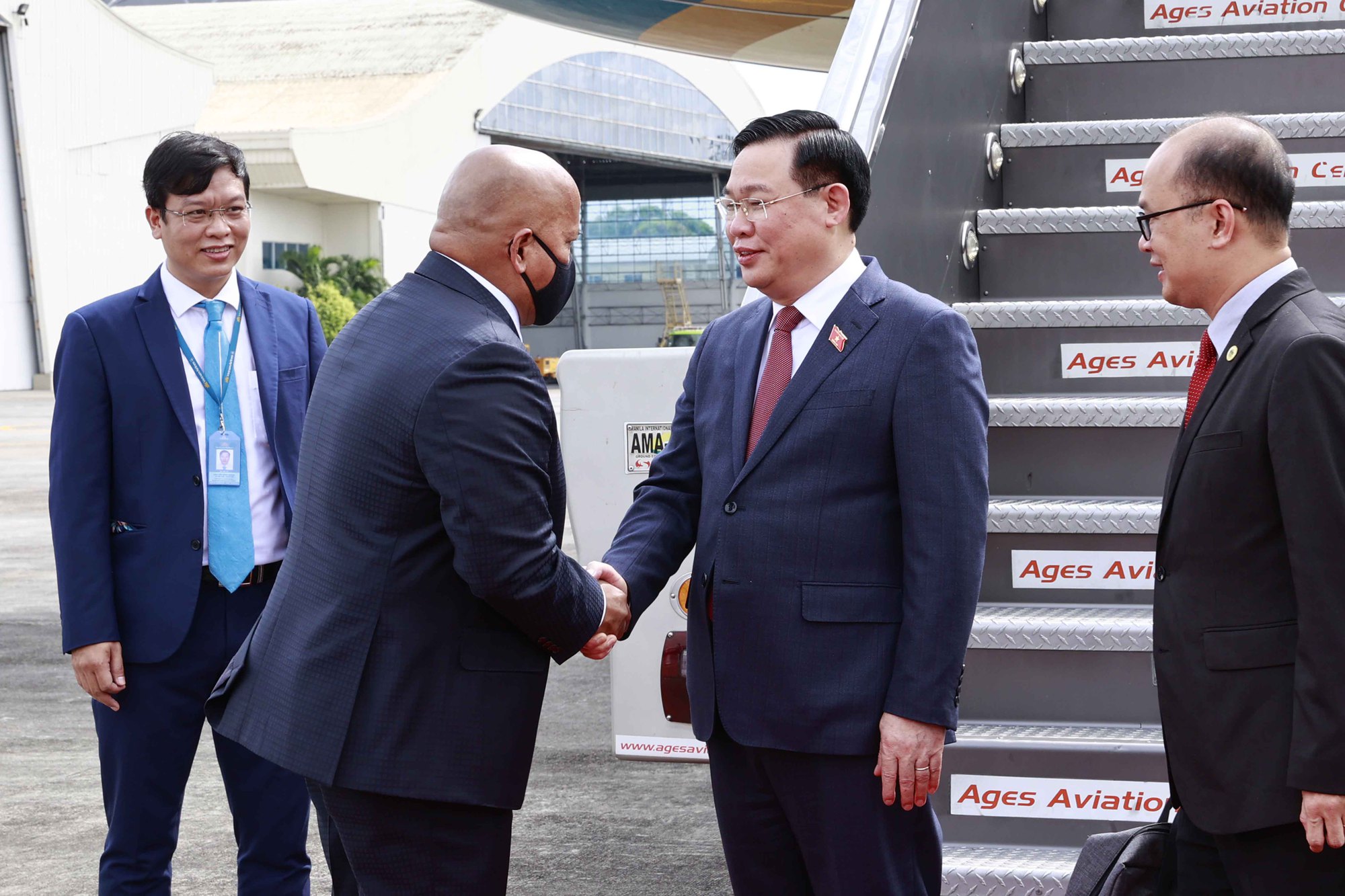 Chủ tịch Quốc hội Vương Đình Huệ bắt đầu chuyến thăm chính thức Philippines - Ảnh 3.