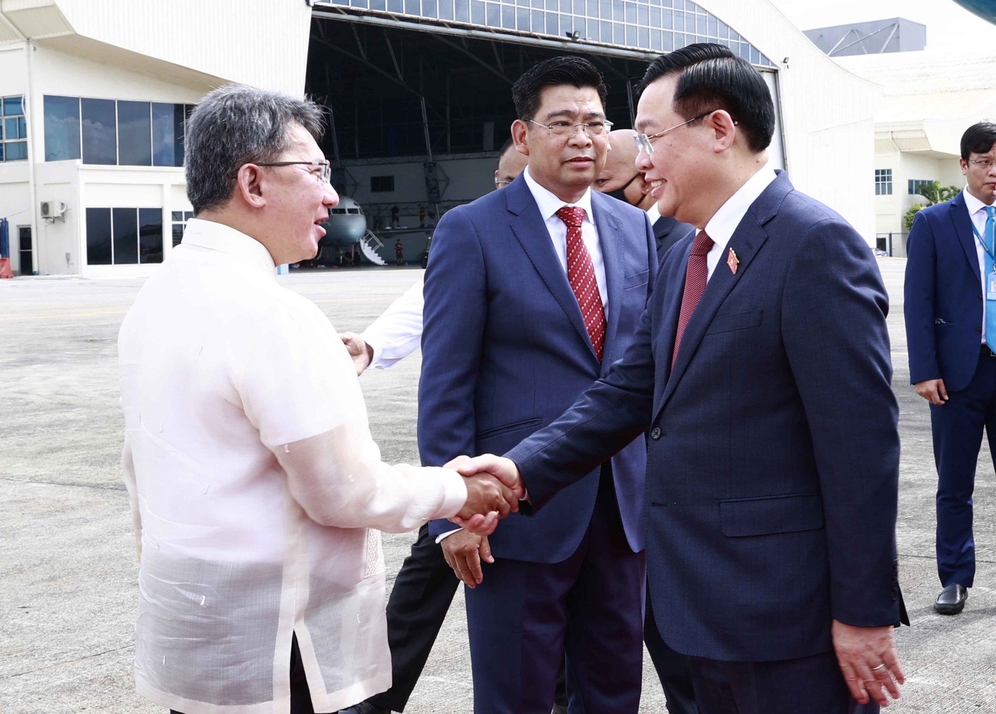 Chủ tịch Quốc hội Vương Đình Huệ bắt đầu chuyến thăm chính thức Philippines - Ảnh 4.
