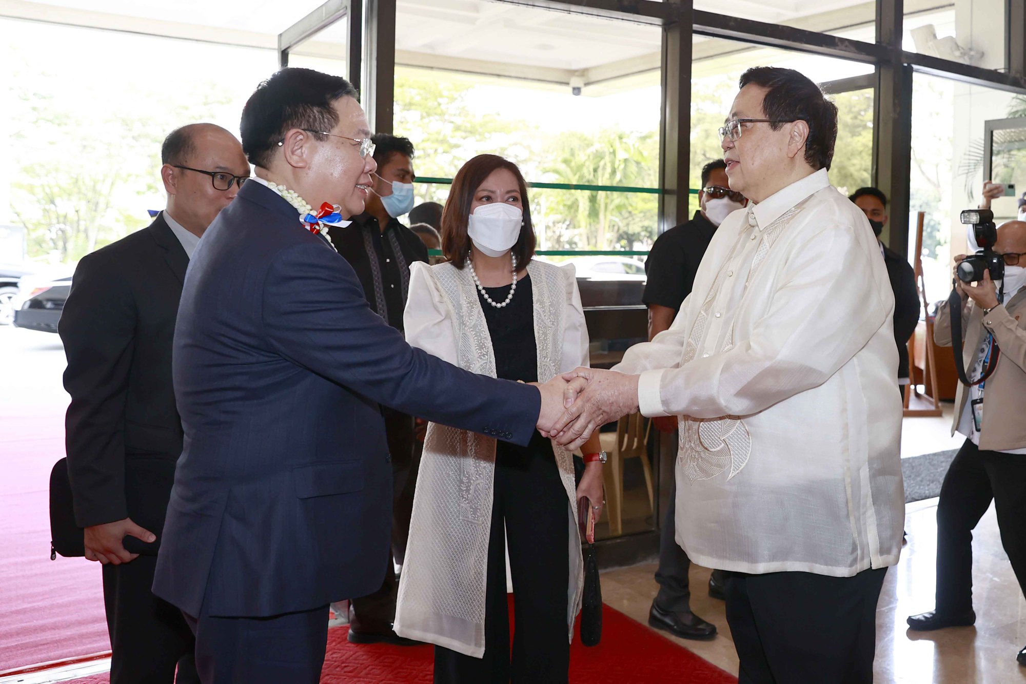 Chủ tịch Quốc hội Vương Đình Huệ bắt đầu chuyến thăm chính thức Philippines - Ảnh 14.