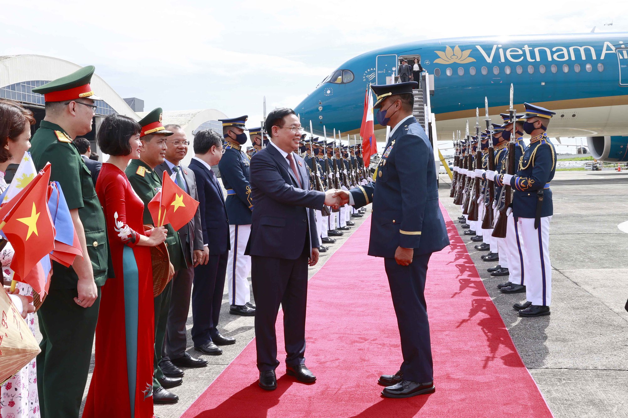 Chủ tịch Quốc hội Vương Đình Huệ bắt đầu chuyến thăm chính thức Philippines - Ảnh 8.