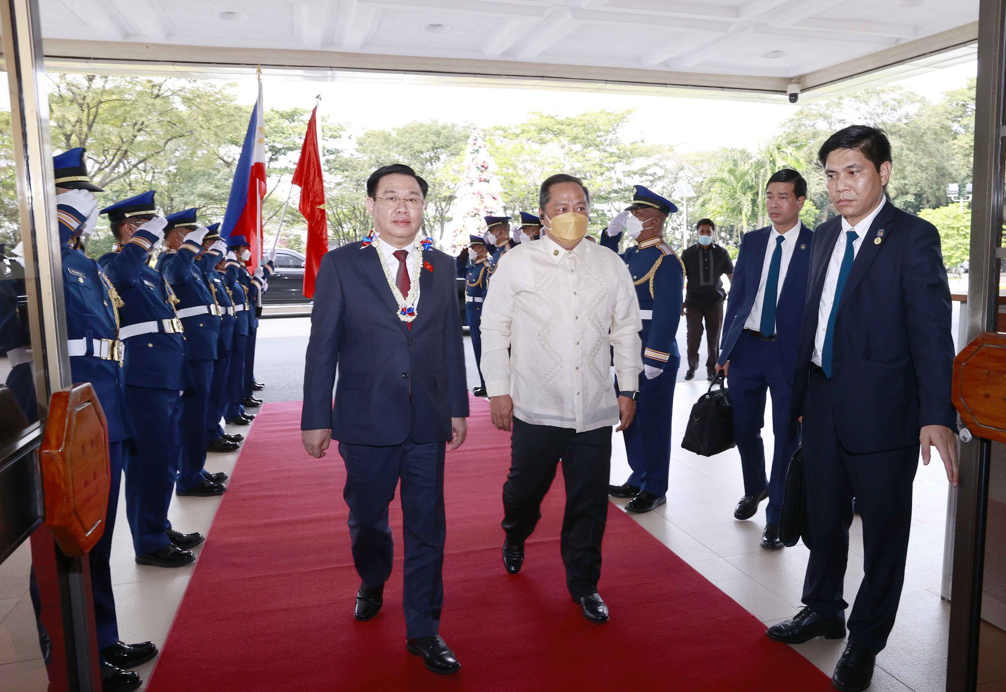 Chủ tịch Quốc hội Vương Đình Huệ bắt đầu chuyến thăm chính thức Philippines - Ảnh 13.