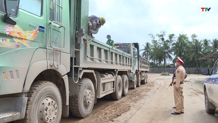 Các doanh nghiệp vận tải huyện Nông Cống cắt bỏ cánh quạt hai bên thành thùng đảm bảo tải trọng phương tiện - Ảnh 2.