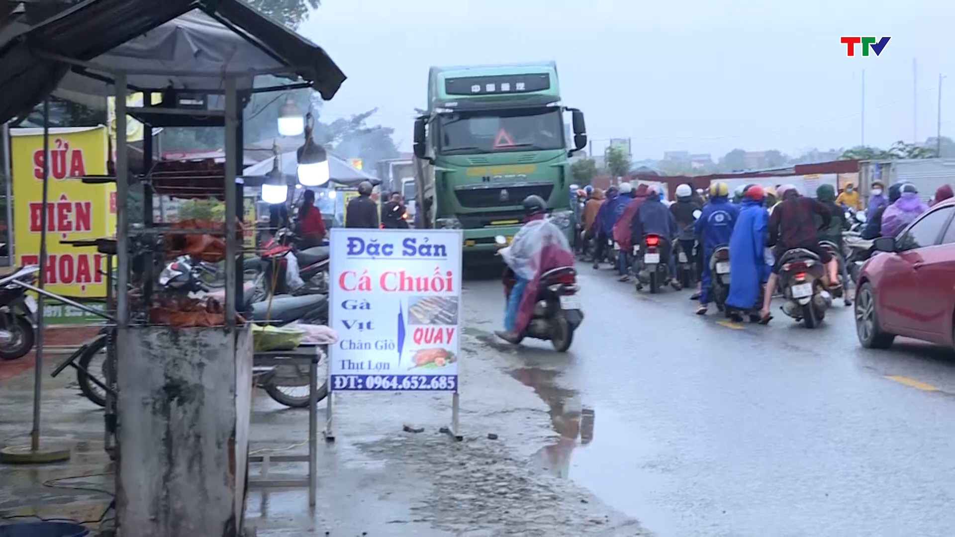 Sớm giải tỏa chợ “cóc” trước cổng Công ty may mặc xuất khẩu Apparel tech Vĩnh Lộc - Ảnh 2.