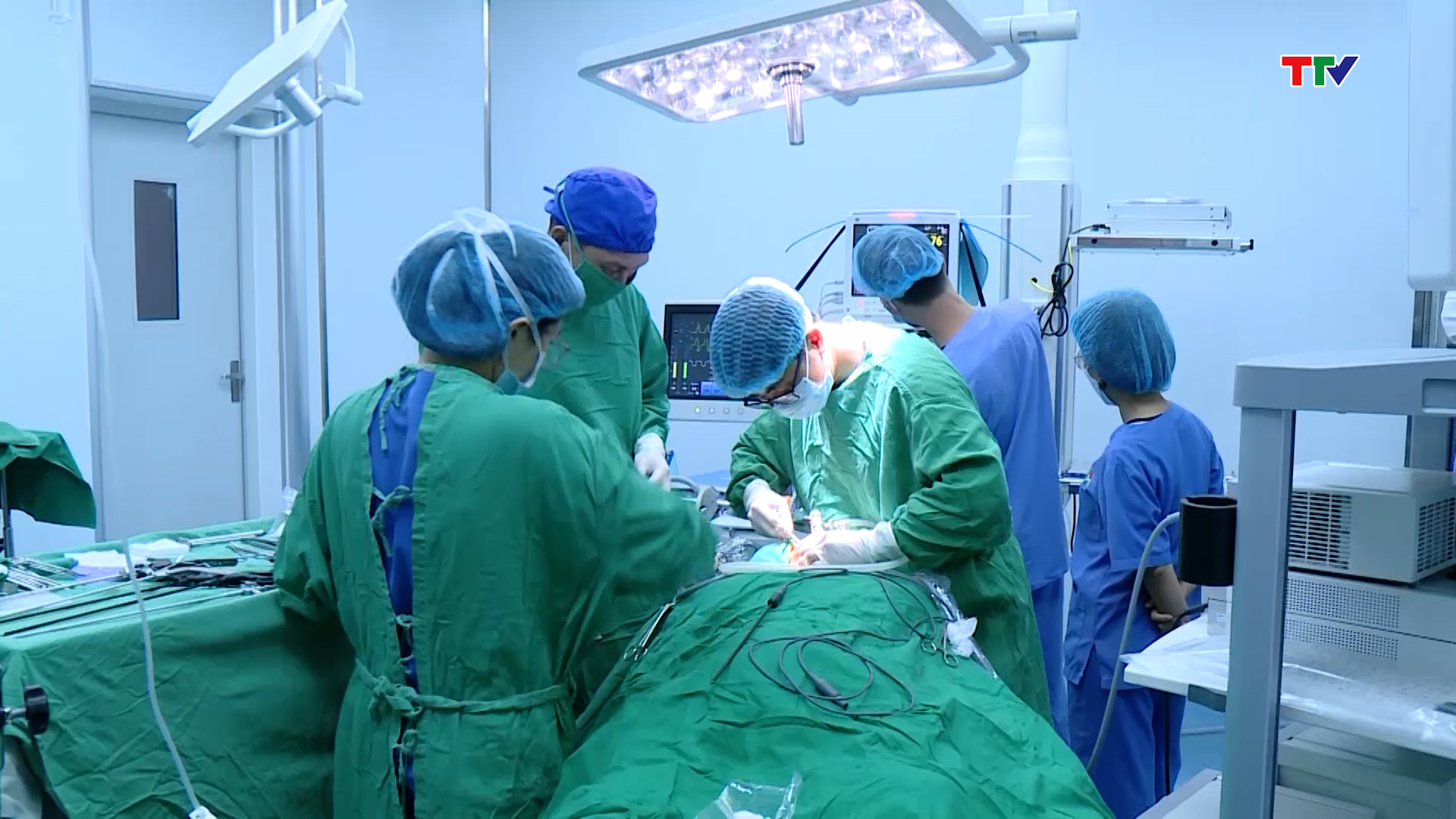 Bệnh viện Ung bướu Thanh Hóa ứng dụng kỹ thuật cao trong điều trị u tuyến giáp - Ảnh 2.