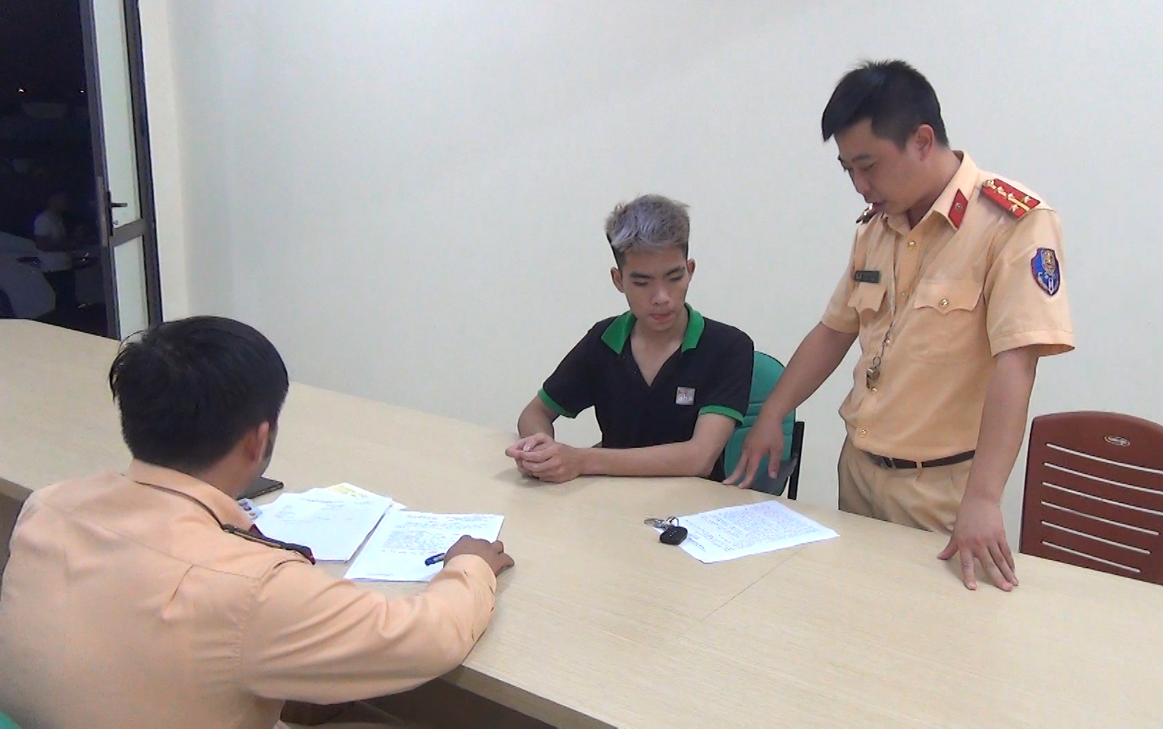 Phạt 7,5 triệu đồng, tước giấy phép lái xe 3 tháng, tạm giữ phương tiện 7 ngày đối với trường hợp lạng lách, đánh võng, vi phạm luật giao thông đường bộ