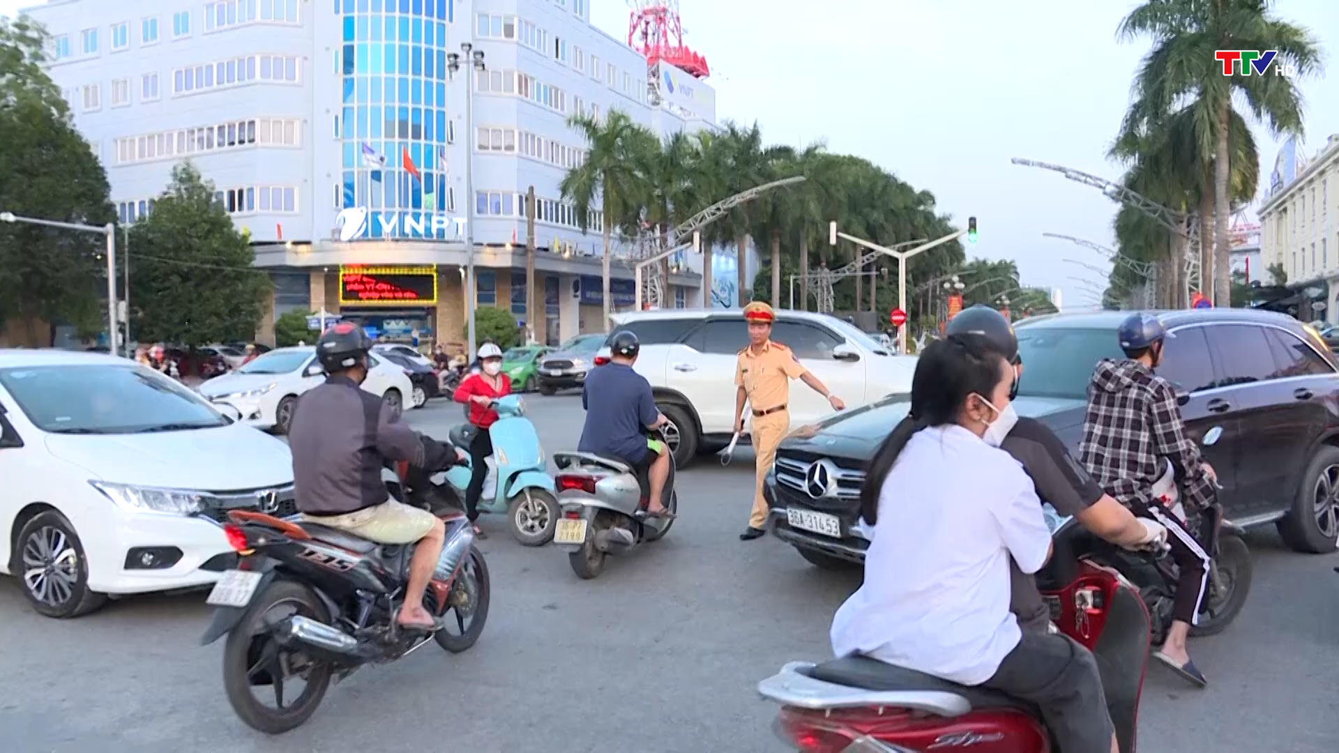 Công an thành phố Thanh Hoá tăng cường đảm bảo trật tự giao thông, chống ùn tắc vào giờ cao điểm - Ảnh 2.