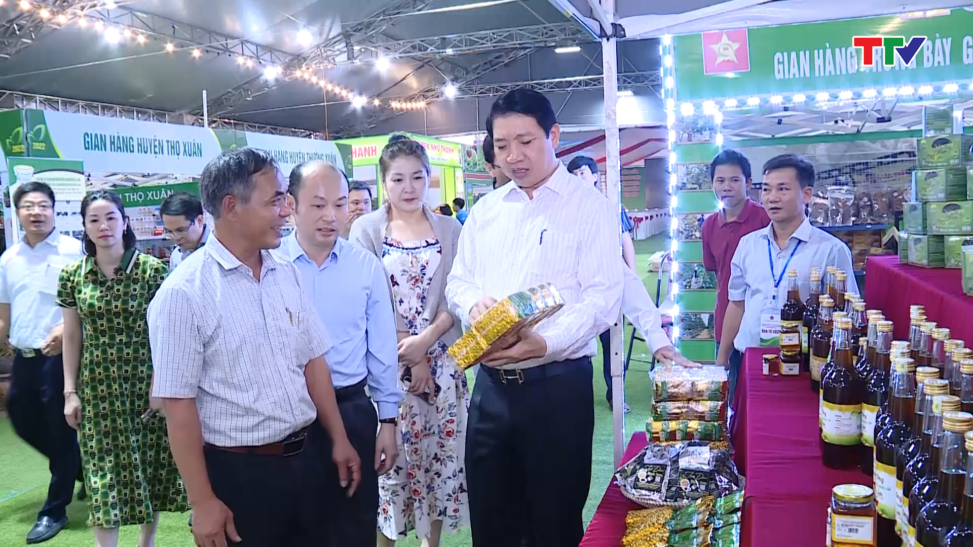 Phó Chủ tịch UBND tỉnh Lê Đức Giang kiểm tra trưng bày gian hàng kết nối cung cầu nông sản, thực phẩm an toàn tỉnh Thanh Hóa 2022 - Ảnh 2.