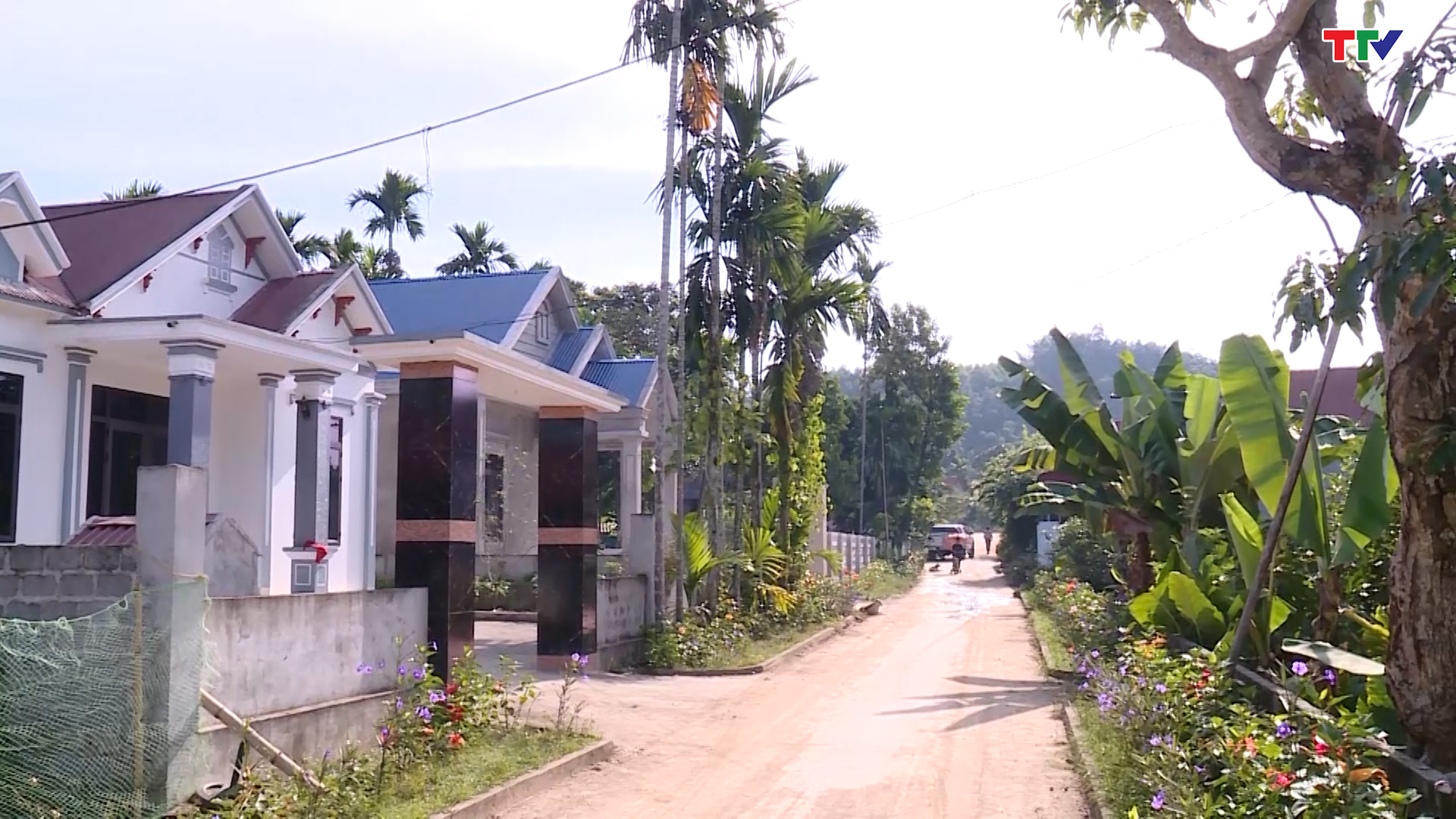 Nhiều thôn bản ở huyện Lang Chánh đổi thay nhờ xây dựng nông thôn mới - Ảnh 3.