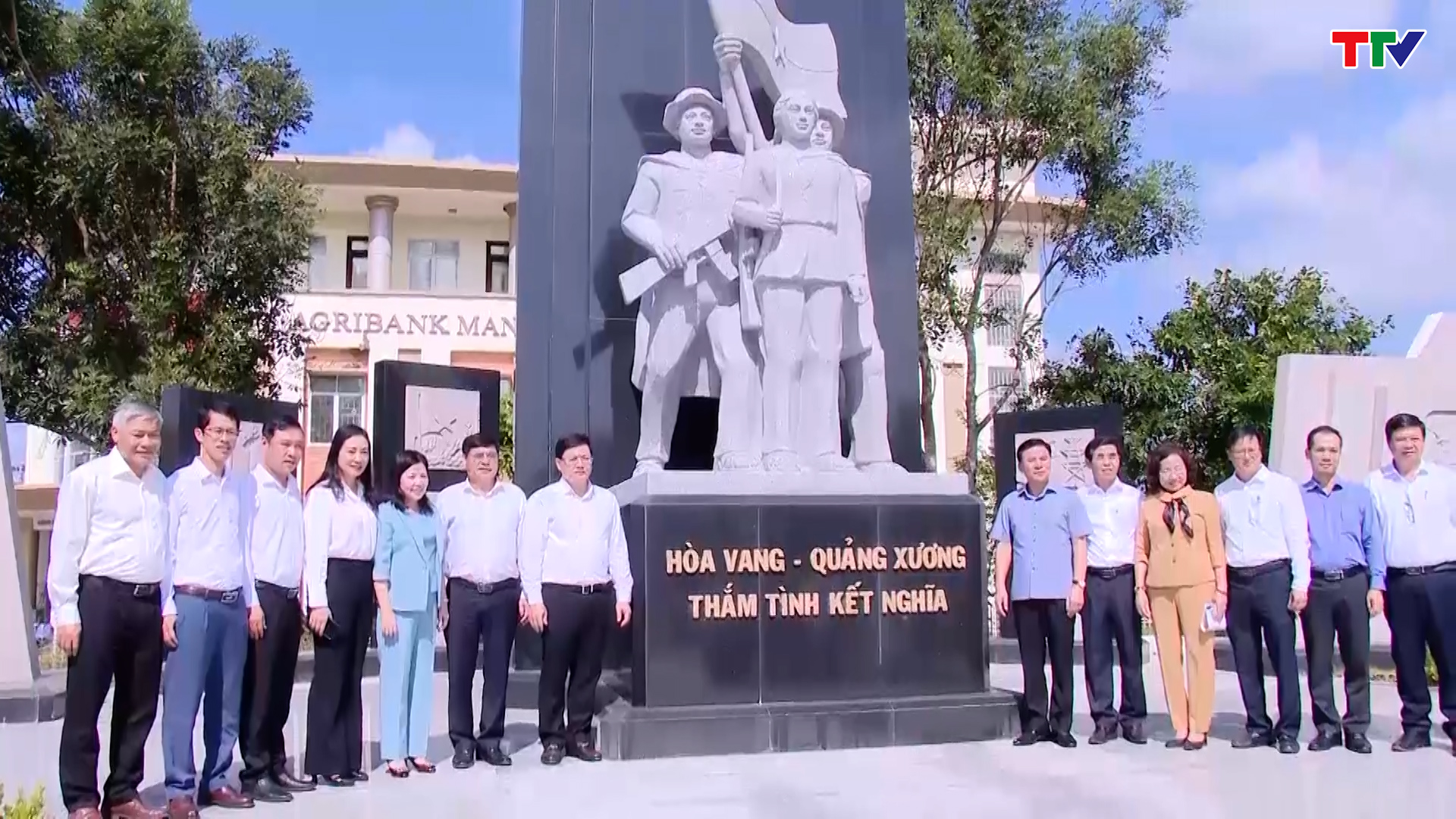 Đồng chí Bí thư Tỉnh ủy Đỗ Trọng Hưng thăm, tặng quà đồng bào bị thiệt hại do lũ lụt tại thành phố Đà Nẵng và tỉnh Quảng Nam - Ảnh 10.