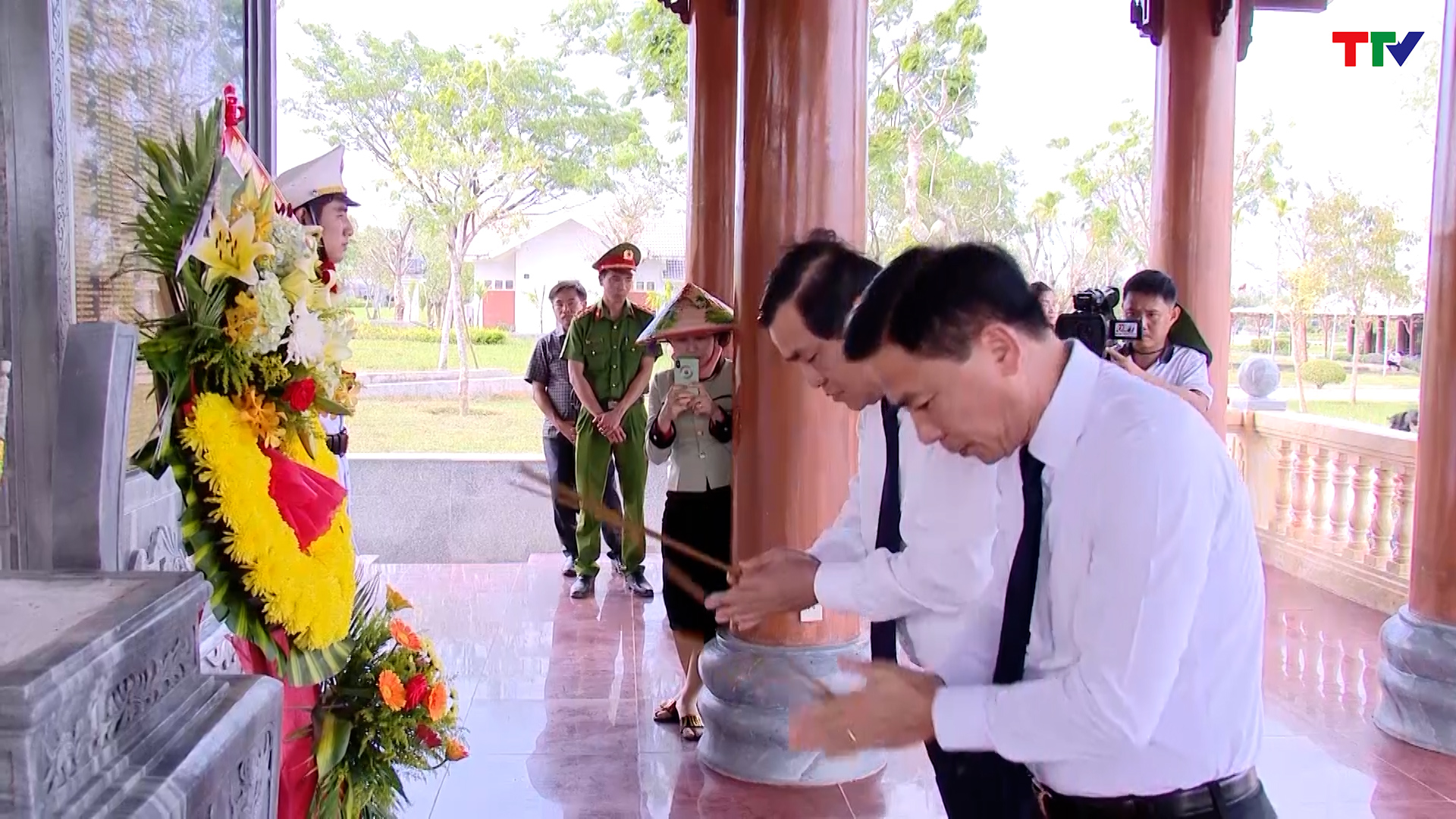 Đồng chí Bí thư Tỉnh ủy Đỗ Trọng Hưng thăm, tặng quà đồng bào bị thiệt hại do lũ lụt tại thành phố Đà Nẵng và tỉnh Quảng Nam - Ảnh 12.