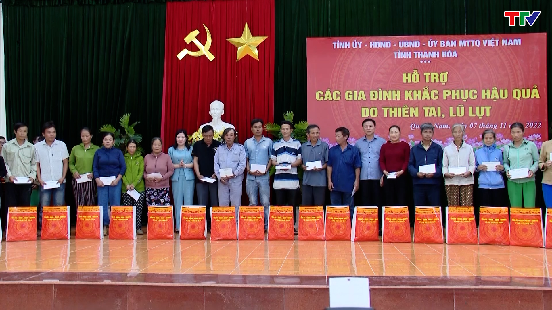 Đồng chí Bí thư Tỉnh ủy Đỗ Trọng Hưng thăm, tặng quà đồng bào bị thiệt hại do lũ lụt tại thành phố Đà Nẵng và tỉnh Quảng Nam - Ảnh 13.