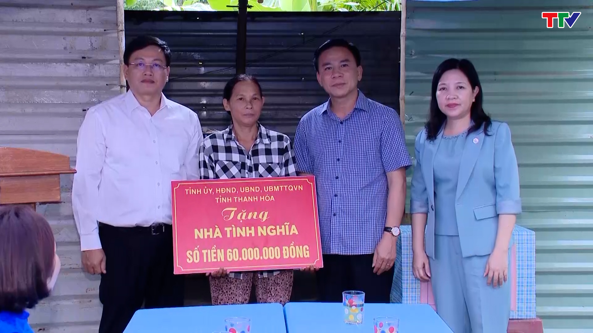 Đồng chí Bí thư Tỉnh ủy Đỗ Trọng Hưng thăm, tặng quà đồng bào bị thiệt hại do lũ lụt tại thành phố Đà Nẵng và tỉnh Quảng Nam - Ảnh 14.
