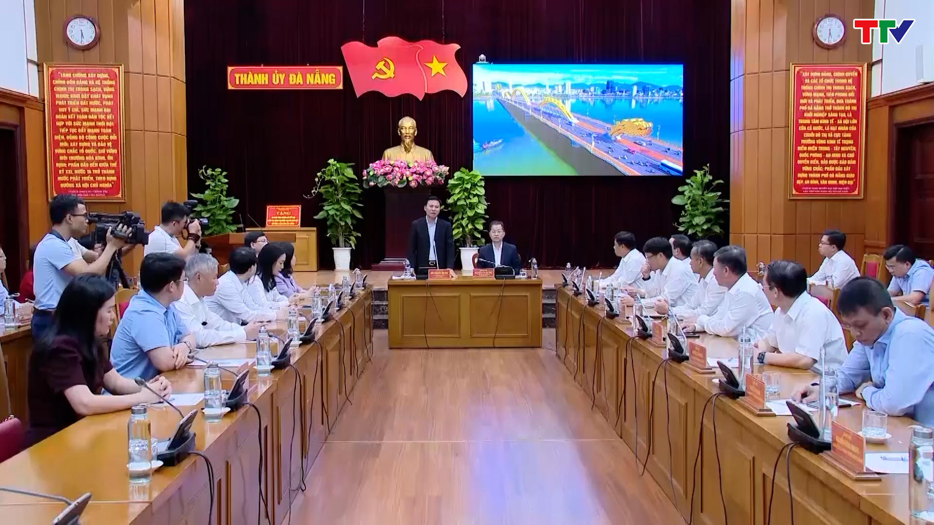 Đồng chí Bí thư Tỉnh ủy Đỗ Trọng Hưng thăm, tặng quà đồng bào bị thiệt hại do lũ lụt tại thành phố Đà Nẵng và tỉnh Quảng Nam - Ảnh 3.
