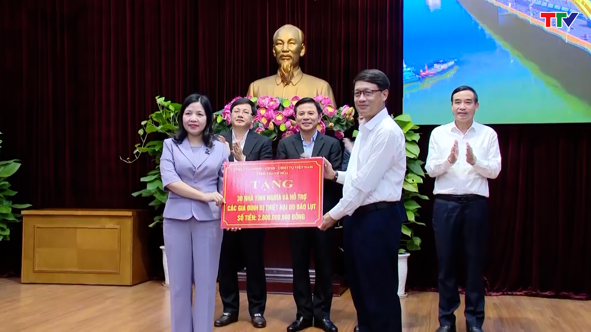 Đồng chí Bí thư Tỉnh ủy Đỗ Trọng Hưng thăm, tặng quà đồng bào bị thiệt hại do lũ lụt tại thành phố Đà Nẵng và tỉnh Quảng Nam - Ảnh 5.