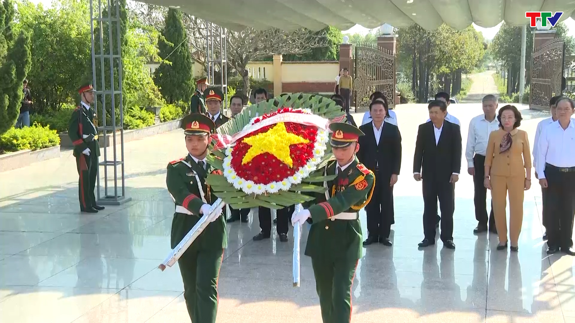 Đồng chí Bí thư Tỉnh ủy Đỗ Trọng Hưng thăm, tặng quà đồng bào bị thiệt hại do lũ lụt tại thành phố Đà Nẵng và tỉnh Quảng Nam - Ảnh 7.