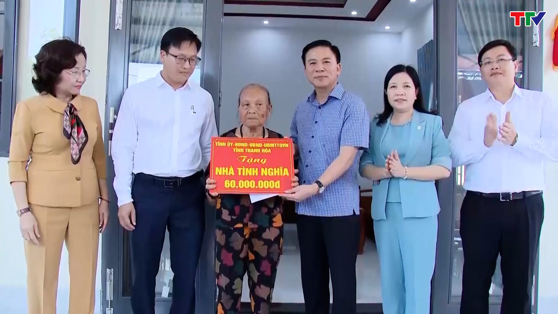 Đồng chí Bí thư Tỉnh ủy Đỗ Trọng Hưng thăm, tặng quà đồng bào bị thiệt hại do lũ lụt tại thành phố Đà Nẵng và tỉnh Quảng Nam - Ảnh 8.
