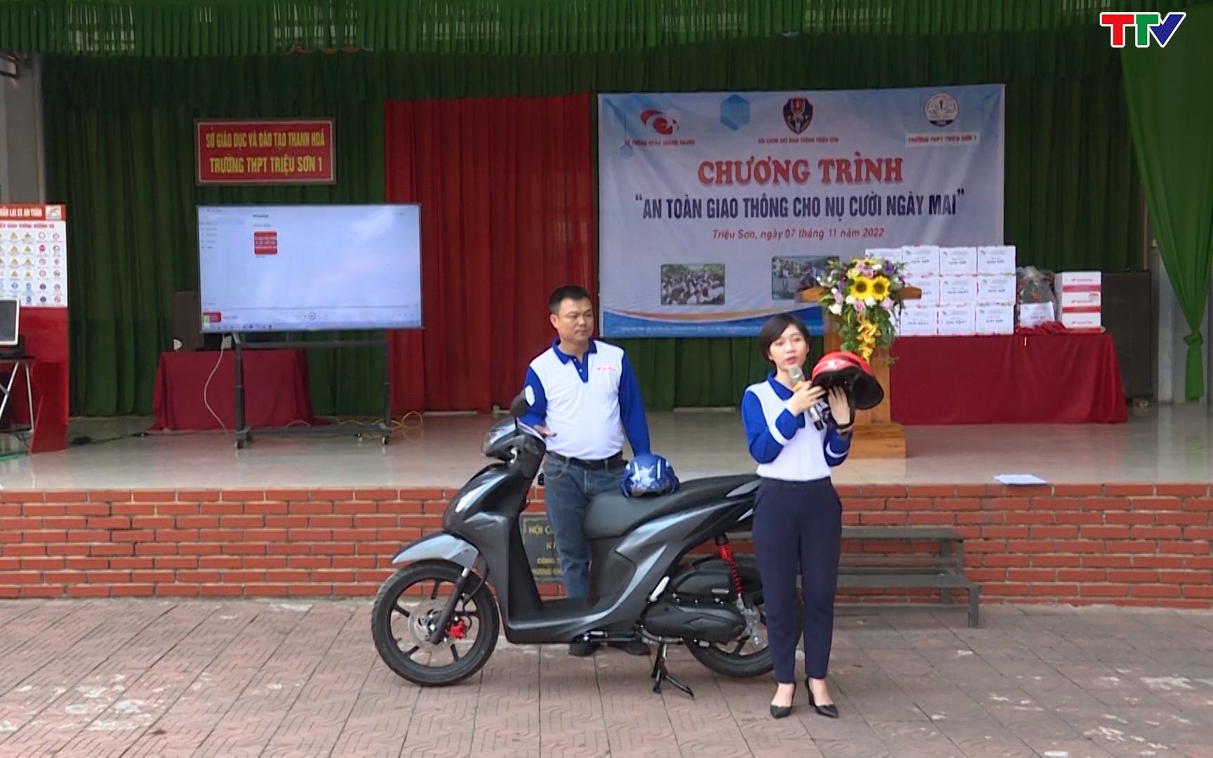 Tuy&ecirc;n truyền Luật giao th&ocirc;ng đường bộ tại trường THPT Triệu Sơn 1