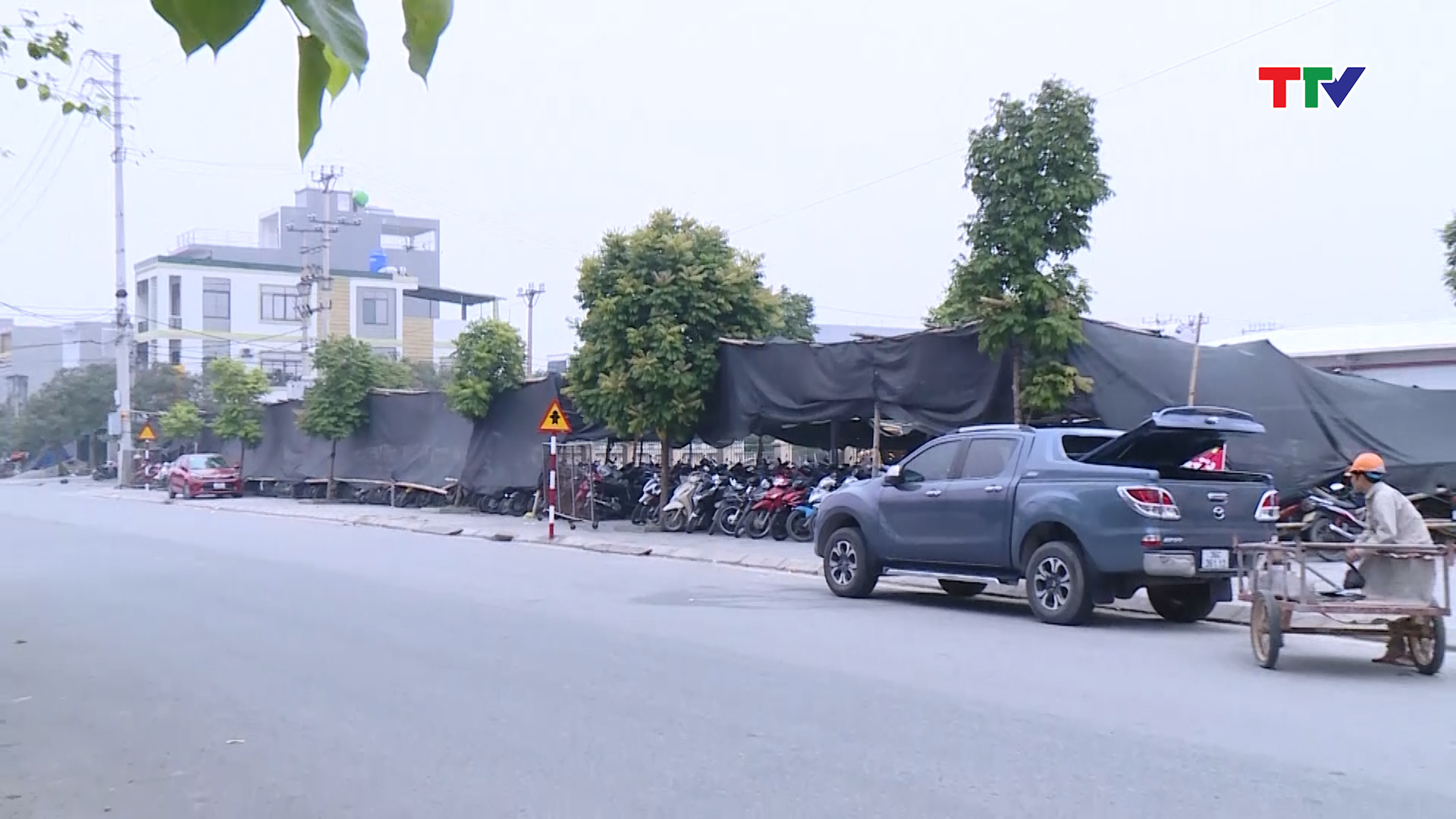 Cần nhanh chóng dẹp bỏ bãi trông giữ xe trái phép lấn chiếm hành lang giao thông tại thị trấn Nga Sơn - Ảnh 2.