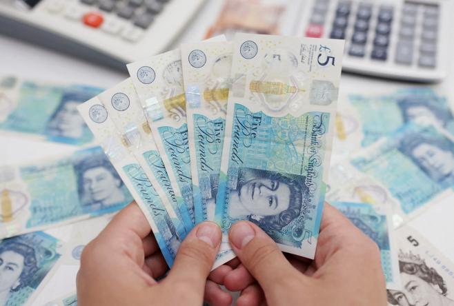 Bảng Anh hướng tới quý tăng tốt nhất trong hơn 13 năm so với đồng USD - Ảnh 1.