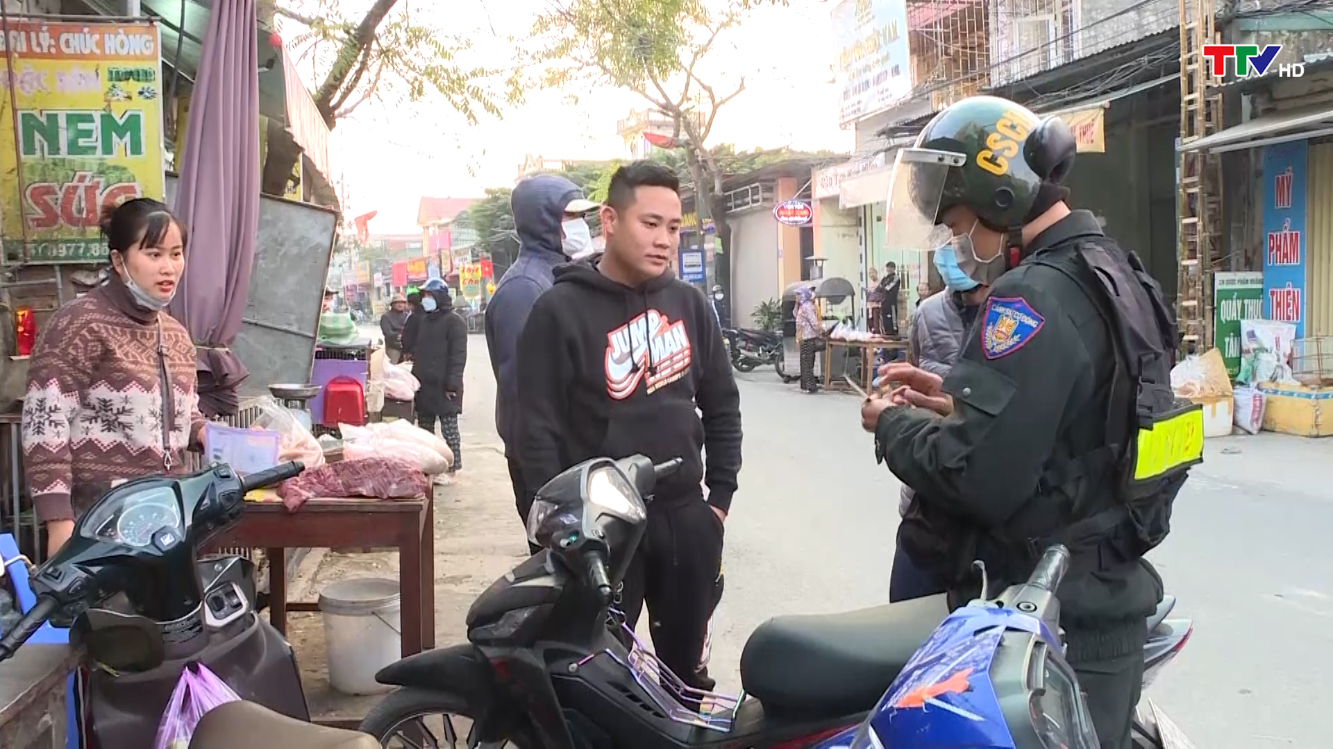 Phòng Cảnh sát cơ động bảo đảm an ninh trật tự an toàn giao thông dịp cuối năm trên địa bàn huyện Hoằng Hóa - Ảnh 3.