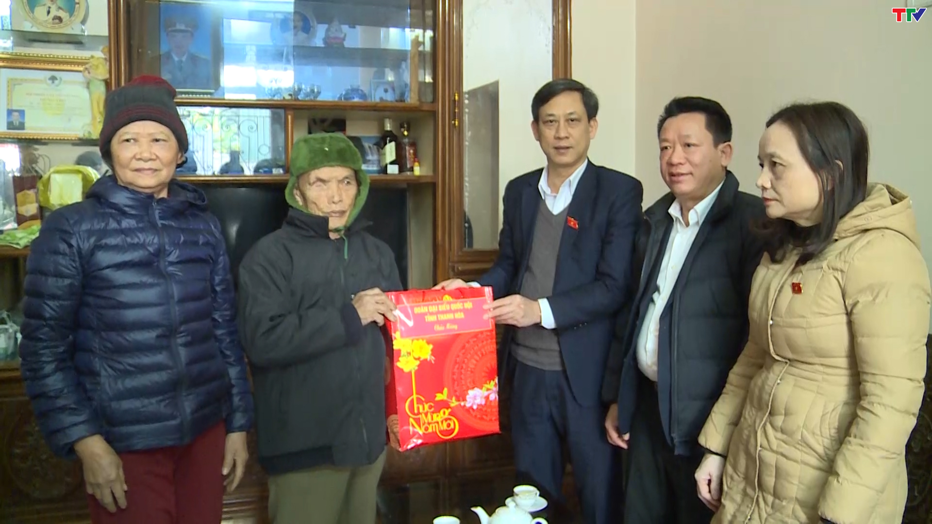 Đoàn ĐBQH tỉnh Thanh Hóa tặng quà đối tượng chính sách, hộ nghèo - Ảnh 2.