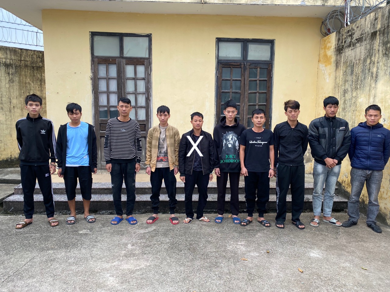 Công an huyện Quảng Xương khởi tố 12 đối tượng tổ chức đánh bạc và đánh bạc dưới hình thức cá độ bóng đá - Ảnh 1.