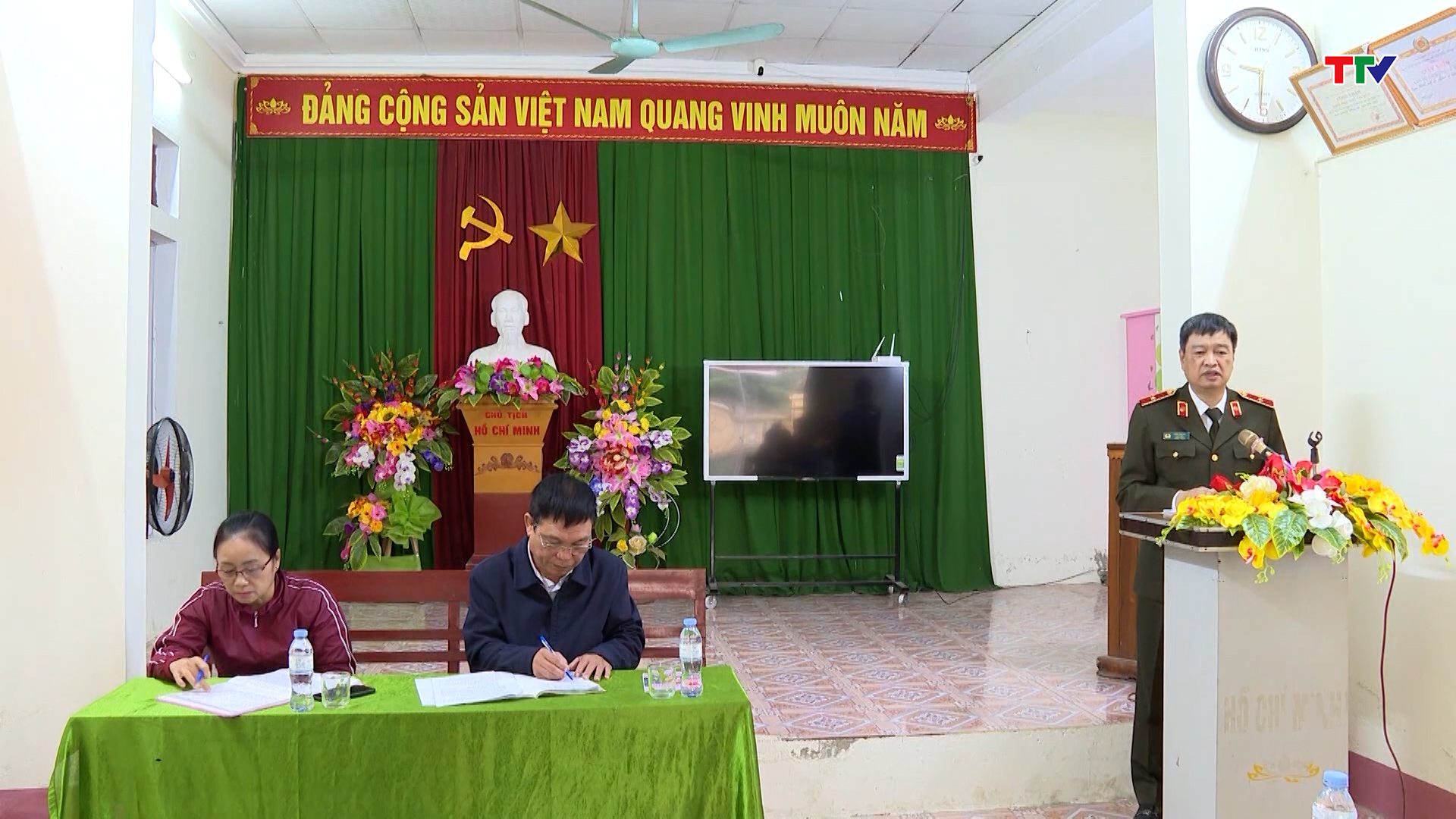 Giám đốc Công an tỉnh dự sinh hoạt chi bộ phố Lê Hoàn,
thị trấn Ngọc Lặc - Ảnh 2.