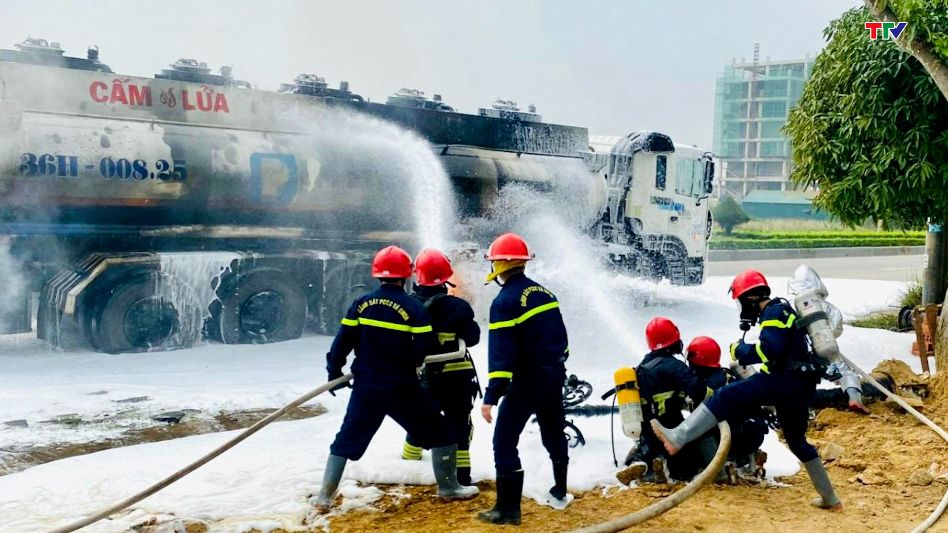Thanh Hóa: Hàng chục chiến sỹ khống chế kịp thời đám cháy xe bồn chở dầu - Ảnh 4.