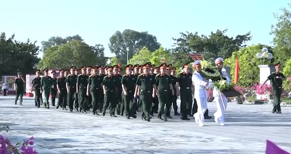 Bộ Chỉ huy Quân sự tỉnh dâng hương tại Nghĩa trang liệt sĩ Hàm Rồng - Ảnh 1.