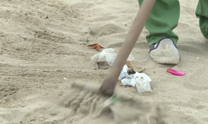 Vẫn còn tình trạng du khách xả rác ra bãi biển Sầm Sơn - Ảnh 2.