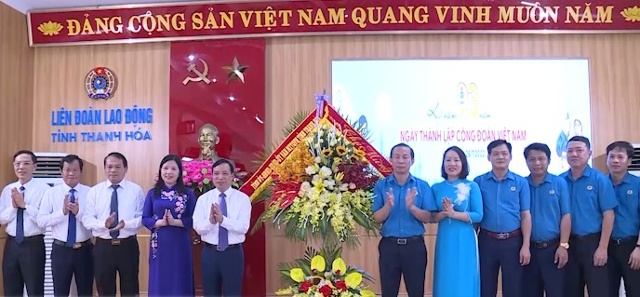 Đồng chí Phó Bí thư Thường trực Tỉnh uỷ Lại Thế Nguyên chúc mừng kỷ niệm 93 năm ngày thành lập Công đoàn Việt Nam - Ảnh 2.