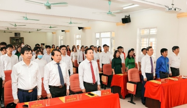 Đồng chí Bí thư Tỉnh ủy dự Lễ kết nạp đảng viên tại trường THPT Đào Duy Từ, thành phố Thanh Hóa - Ảnh 1.