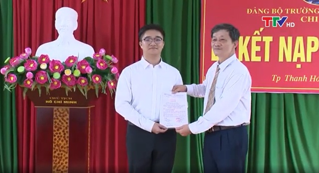 Đồng chí Bí thư Tỉnh ủy dự Lễ kết nạp đảng viên tại trường THPT Đào Duy Từ, thành phố Thanh Hóa - Ảnh 2.