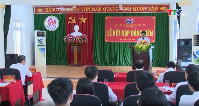 Đồng chí Bí thư Tỉnh ủy dự Lễ kết nạp đảng viên tại trường THPT Đào Duy Từ, thành phố Thanh Hóa - Ảnh 3.