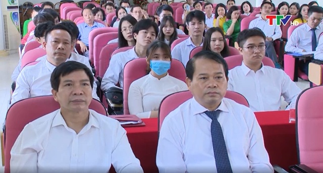 Đồng chí Bí thư Tỉnh ủy dự Lễ kết nạp đảng viên tại trường THPT Đào Duy Từ, thành phố Thanh Hóa - Ảnh 4.