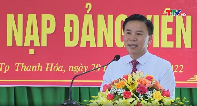 Đồng chí Bí thư Tỉnh ủy dự Lễ kết nạp đảng viên tại trường THPT Đào Duy Từ, thành phố Thanh Hóa - Ảnh 6.