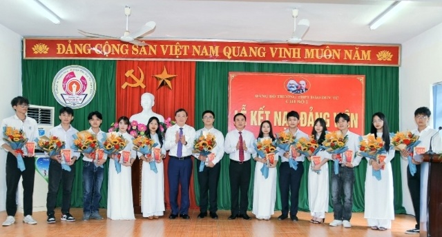 Đồng chí Bí thư Tỉnh ủy dự Lễ kết nạp đảng viên tại trường THPT Đào Duy Từ, thành phố Thanh Hóa - Ảnh 5.